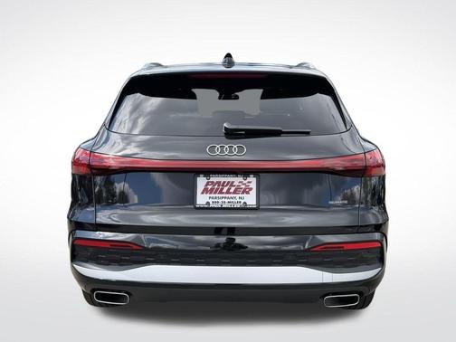 Mythos Black Metallic 2025 Audi Q5 2.0T quattro Premium