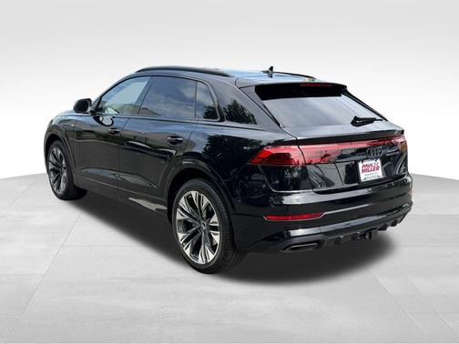 Mythos Black Metallic 2026 Audi Q8