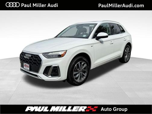 Glacier White Metallic 2023 Audi Q5 45 S line quattro Premium