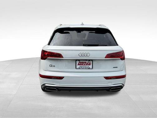 Glacier White Metallic 2023 Audi Q5 45 S line quattro Premium