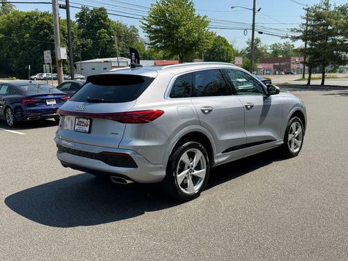 Florett Silver Metallic 2025 Audi Q5 2.0T quattro Premium