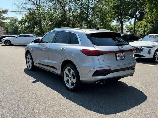 Florett Silver Metallic 2025 Audi Q5 2.0T quattro Premium