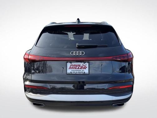 Mythos Black Metallic 2025 Audi Q5 2.0T quattro Premium