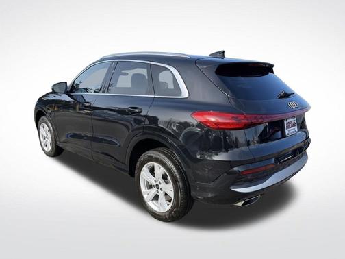 Mythos Black Metallic 2025 Audi Q5 2.0T quattro Premium