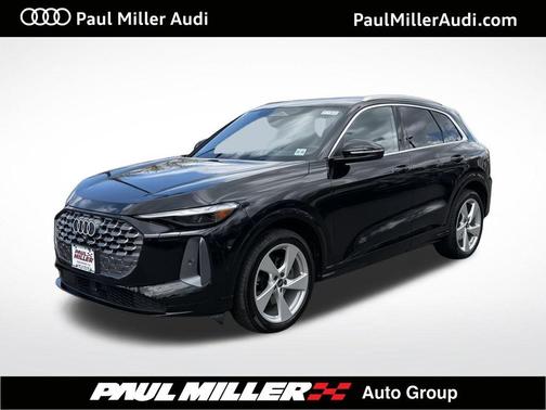 Mythos Black Metallic 2025 Audi Q5 2.0T quattro Premium