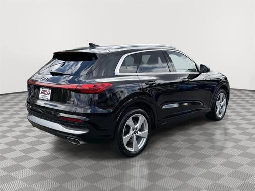 Mythos Black Metallic 2025 Audi Q5 2.0T quattro Premium