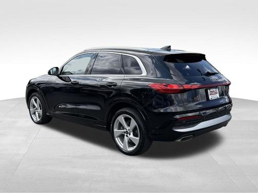 Mythos Black Metallic 2025 Audi Q5 2.0T quattro Premium