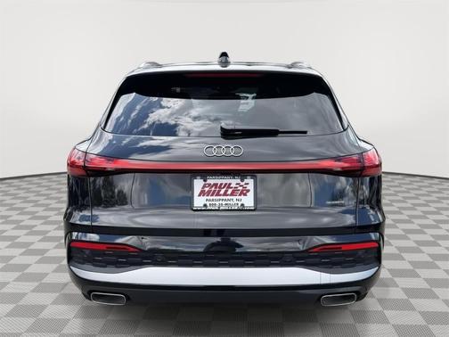 Mythos Black Metallic 2025 Audi Q5 2.0T quattro Premium