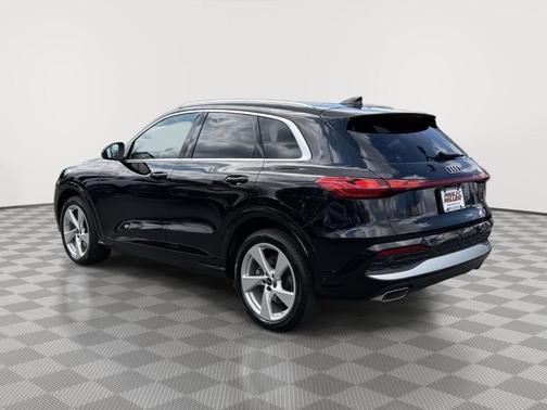 Mythos Black Metallic 2025 Audi Q5 2.0T quattro Premium