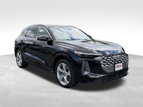 Mythos Black Metallic 2025 Audi Q5 2.0T quattro Premium