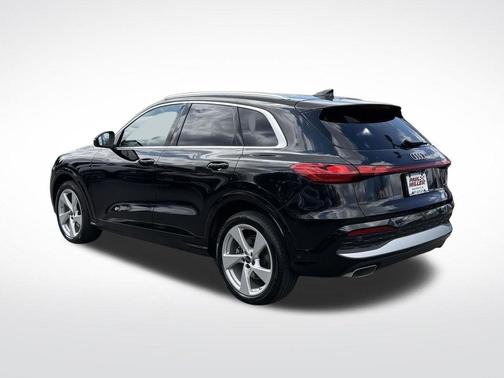 Mythos Black Metallic 2025 Audi Q5 2.0T quattro Premium