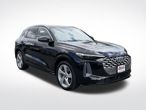 Mythos Black Metallic 2025 Audi Q5 2.0T quattro Premium