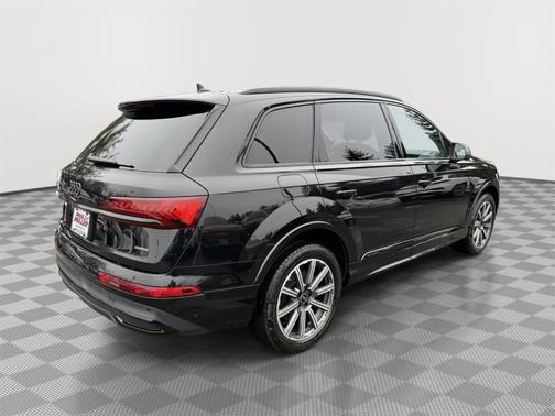 2023 Audi Q7 45 Premium Plus