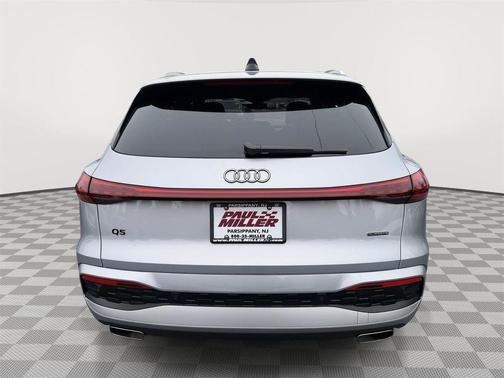 Florett Silver Metallic 2025 Audi Q5 2.0T quattro Premium