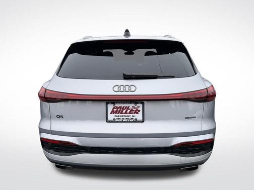 Florett Silver Metallic 2025 Audi Q5 2.0T quattro Premium
