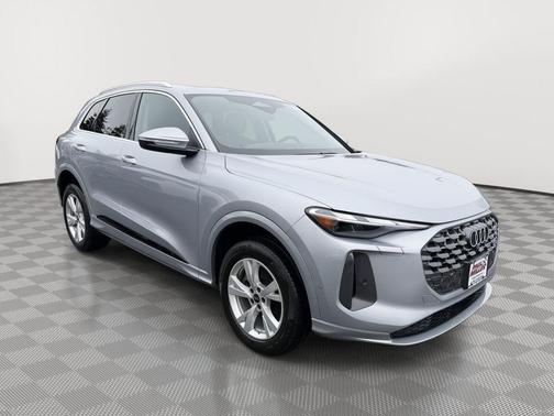 Florett Silver Metallic 2025 Audi Q5 2.0T quattro Premium
