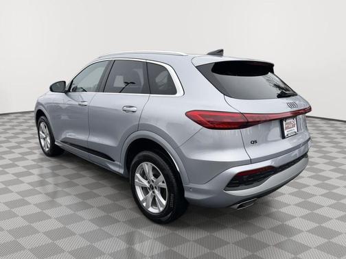 Florett Silver Metallic 2025 Audi Q5 2.0T quattro Premium
