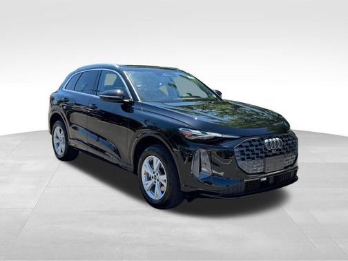 Mythos Black Metallic 2026 Audi Q5
