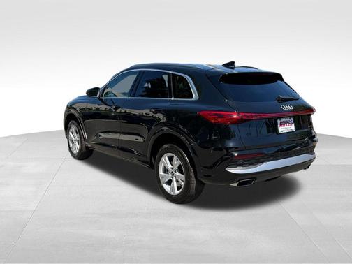 Mythos Black Metallic 2026 Audi Q5