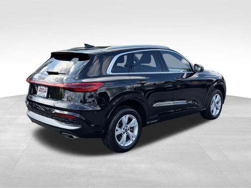 Mythos Black Metallic 2025 Audi Q5 2.0T quattro Premium