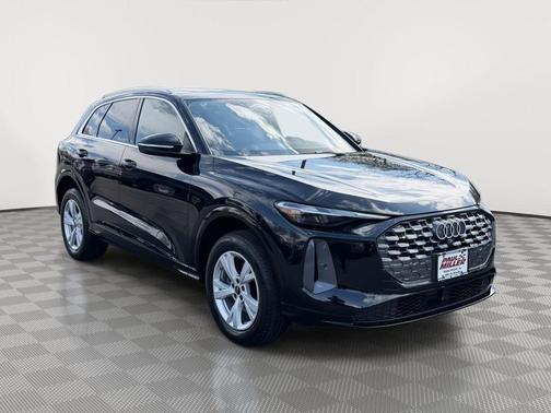 Mythos Black Metallic 2025 Audi Q5 2.0T quattro Premium
