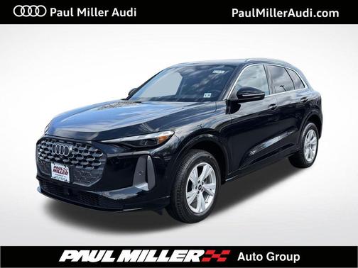 Mythos Black Metallic 2025 Audi Q5 2.0T quattro Premium