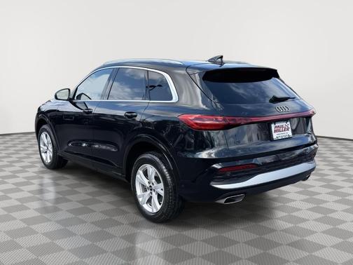 Mythos Black Metallic 2025 Audi Q5 2.0T quattro Premium