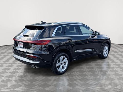 Mythos Black Metallic 2025 Audi Q5 2.0T quattro Premium