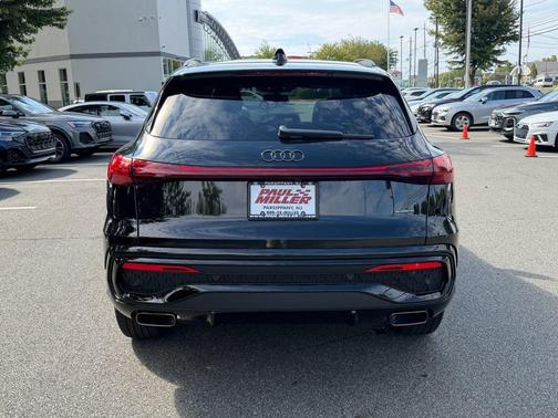 Mythos Black Metallic 2026 Audi Q5