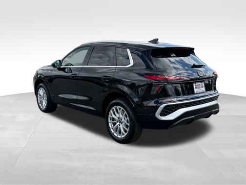 Mythos Black Metallic 2026 Audi Q3 S line
