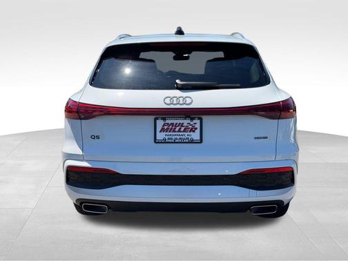 Glacier White Metallic 2026 Audi Q5