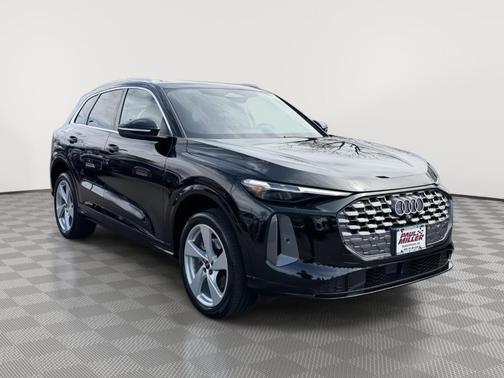 Mythos Black Metallic 2025 Audi Q5 2.0T quattro Premium