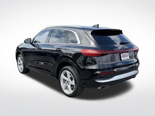 Mythos Black Metallic 2025 Audi Q5 2.0T quattro Premium