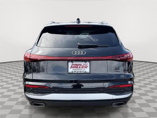 Mythos Black Metallic 2025 Audi Q5 2.0T quattro Premium