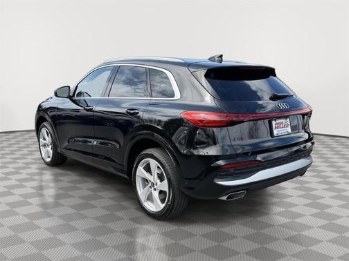 Mythos Black Metallic 2025 Audi Q5 2.0T quattro Premium