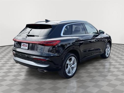 Mythos Black Metallic 2025 Audi Q5 2.0T quattro Premium