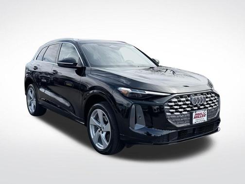 Mythos Black Metallic 2025 Audi Q5 2.0T quattro Premium