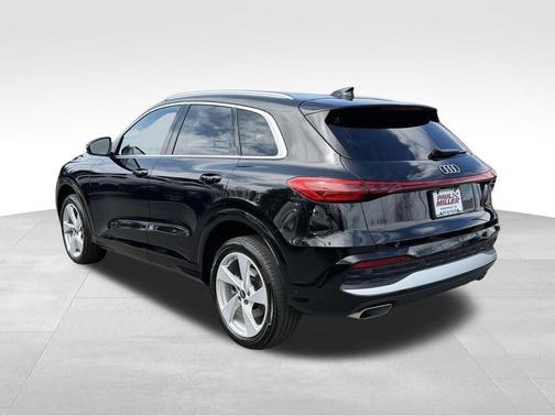 Mythos Black Metallic 2025 Audi Q5 2.0T quattro Premium