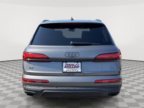 Samurai Gray Metallic 2025 Audi Q7 45 Premium