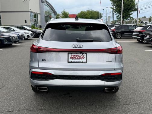 Florett Silver Metallic 2025 Audi Q5 2.0T quattro Premium