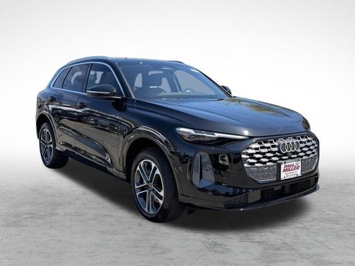 Mythos Black Metallic 2026 Audi Q5 PLUS
