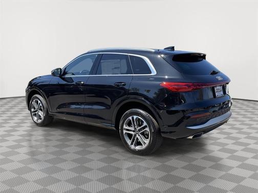 Mythos Black Metallic 2026 Audi Q5 PLUS