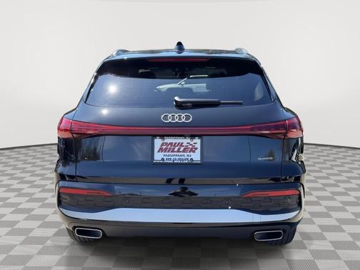 Mythos Black Metallic 2026 Audi Q5 PLUS