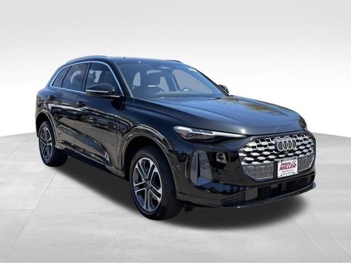 Mythos Black Metallic 2026 Audi Q5 PLUS