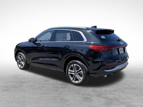 Mythos Black Metallic 2026 Audi Q5 PLUS