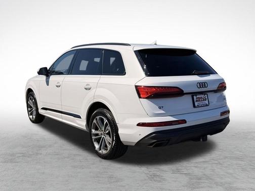 Glacier White Metallic 2026 Audi Q7 55
