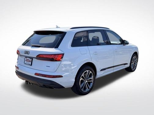 Glacier White Metallic 2026 Audi Q7 55