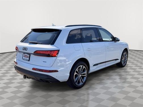 Glacier White Metallic 2026 Audi Q7