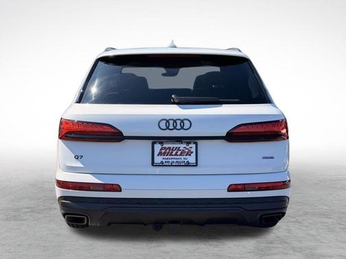Glacier White Metallic 2026 Audi Q7 55