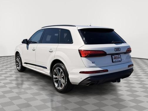 Glacier White Metallic 2026 Audi Q7
